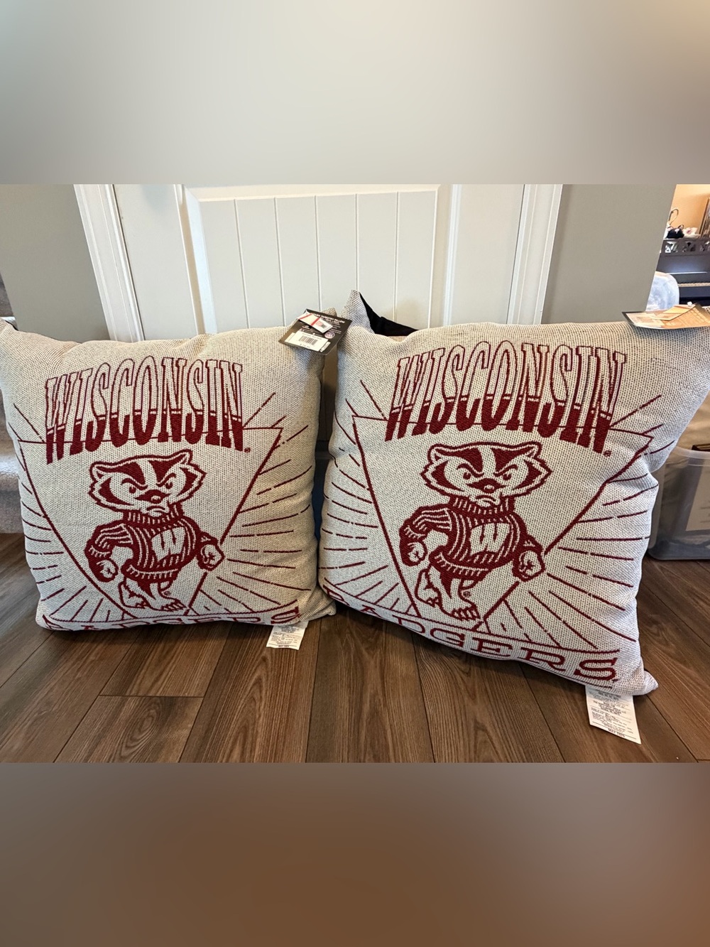 NWT Wisconsin Badgers Decorative Throw Pillow Set (2) Red on Cream